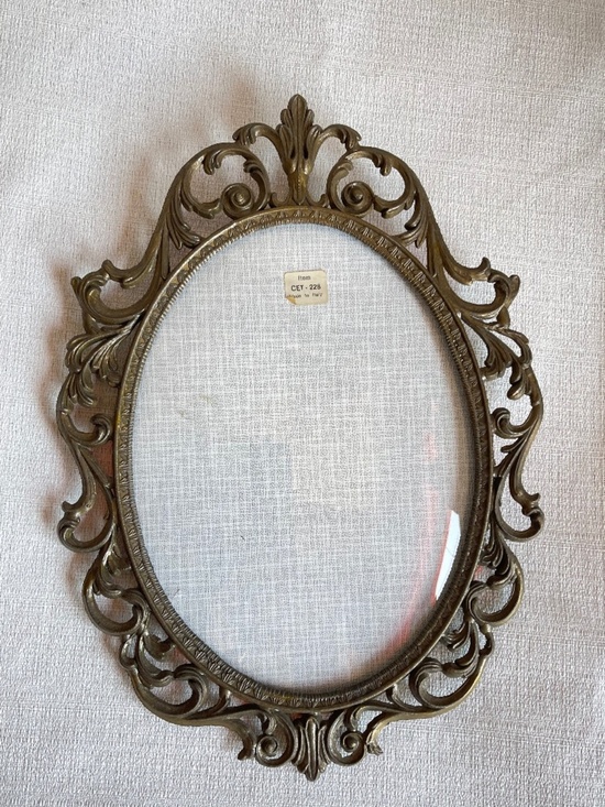 picture frame Other - Ornate Oval Metal Wall Frame - Antique Brass